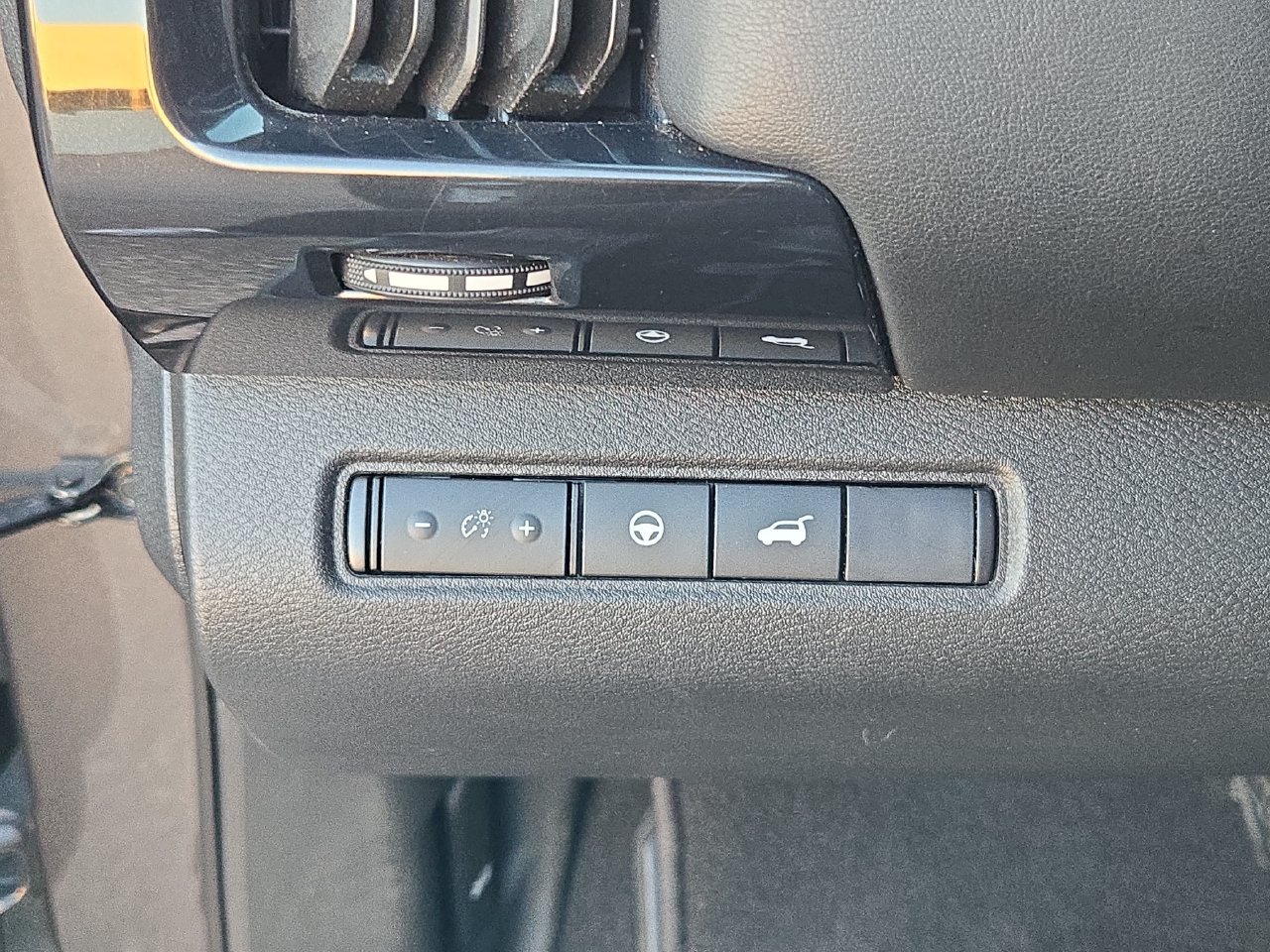 Certified 2025 Nissan Pathfinder SV FWD image 26