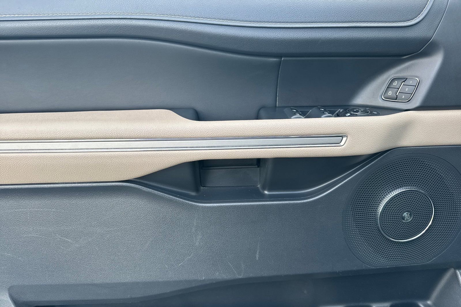 Used 2024 Ford Expedition Limited image 11