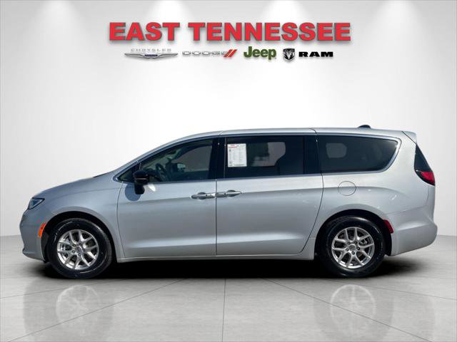 Used 2024 Chrysler Pacifica Touring-L image 6