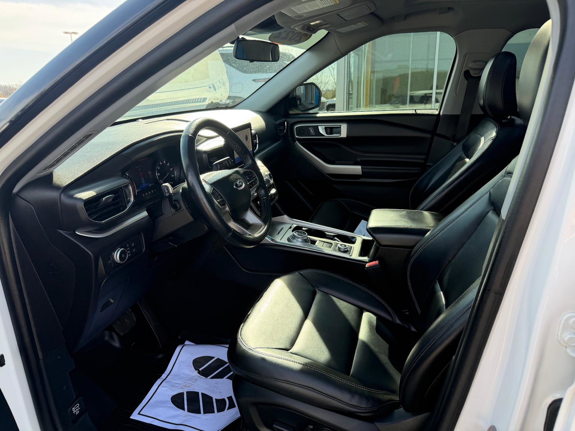 Used 2022 Ford Explorer XLT w/ Equipment Group 202A AWD/4WD image 17
