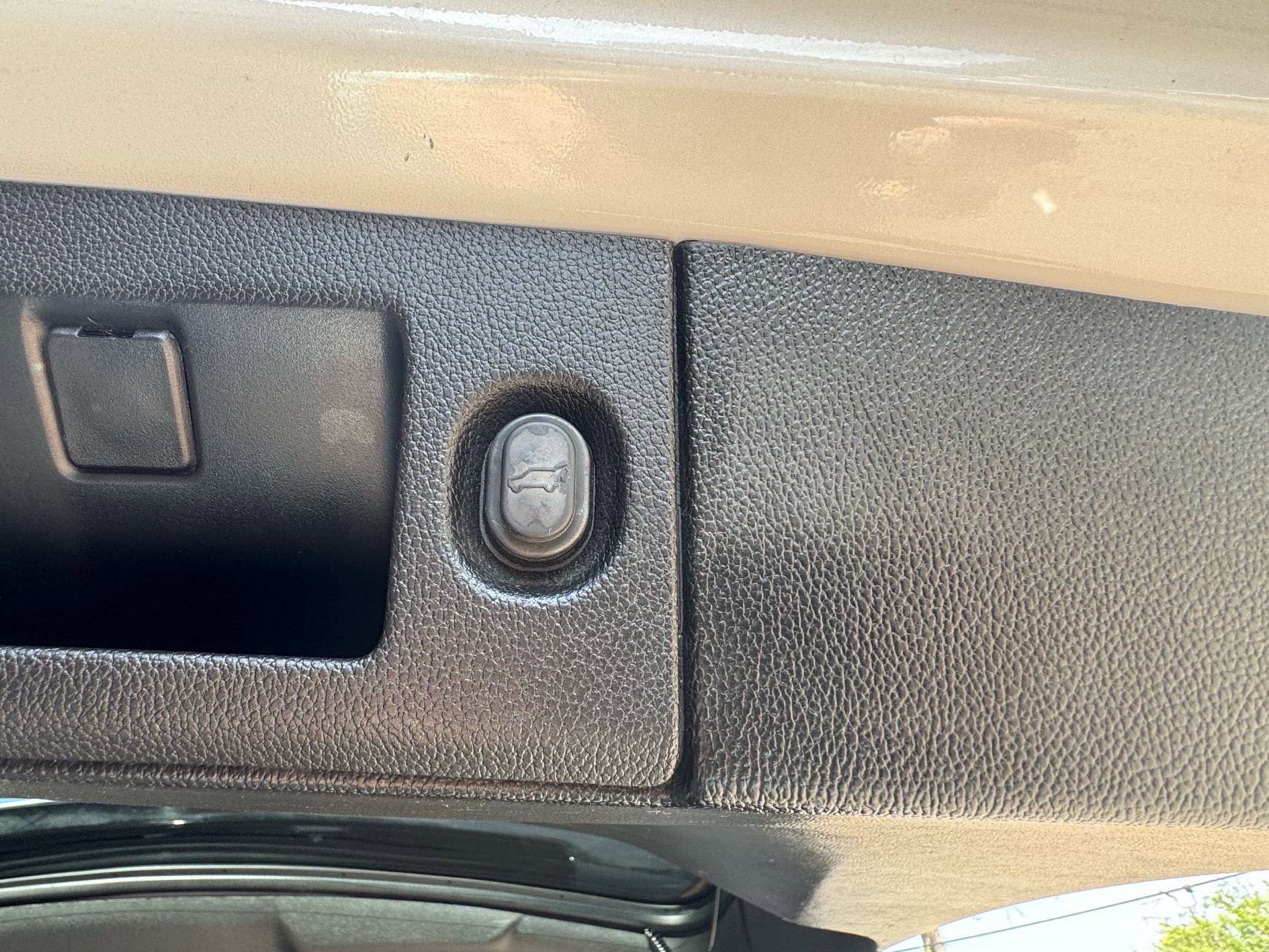 Used 2018 Chevrolet Suburban LT image 15