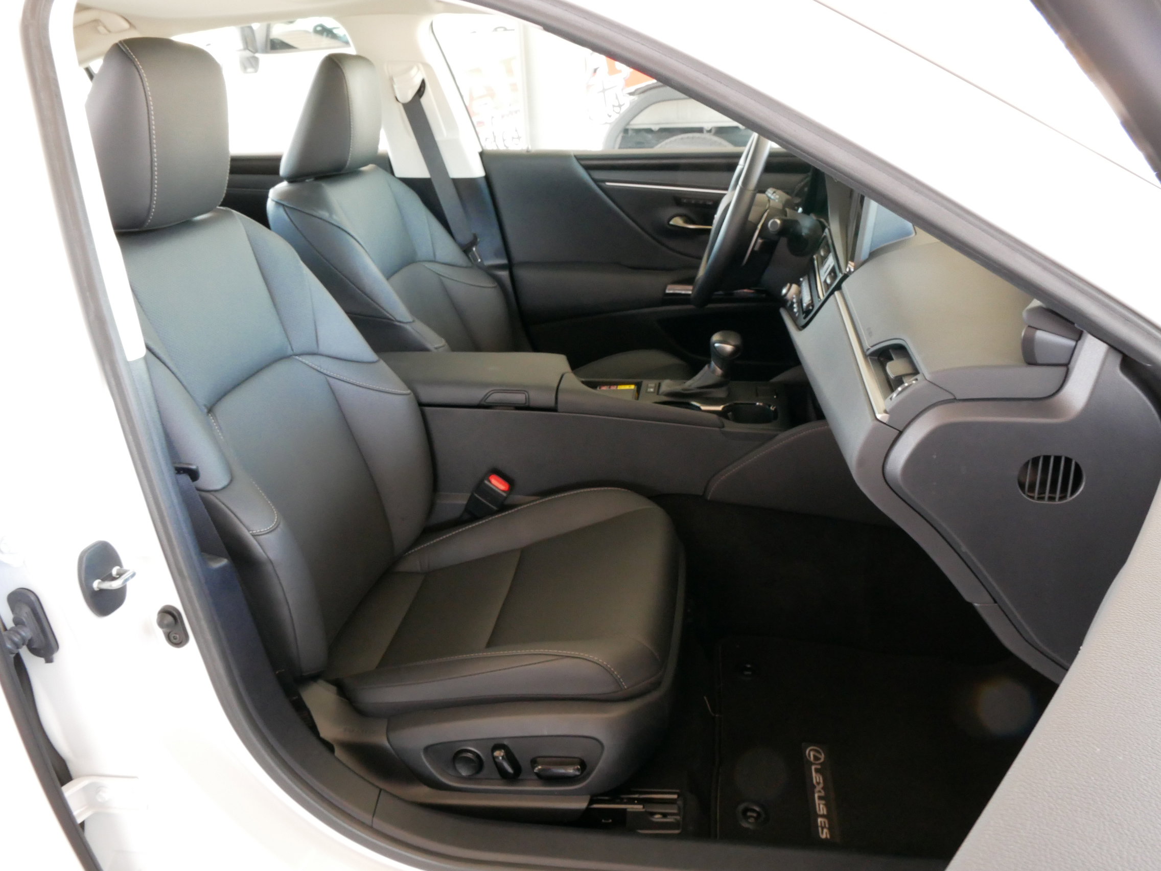 Certified 2025 Lexus ES 300h w/ Premium Package FWD image 8