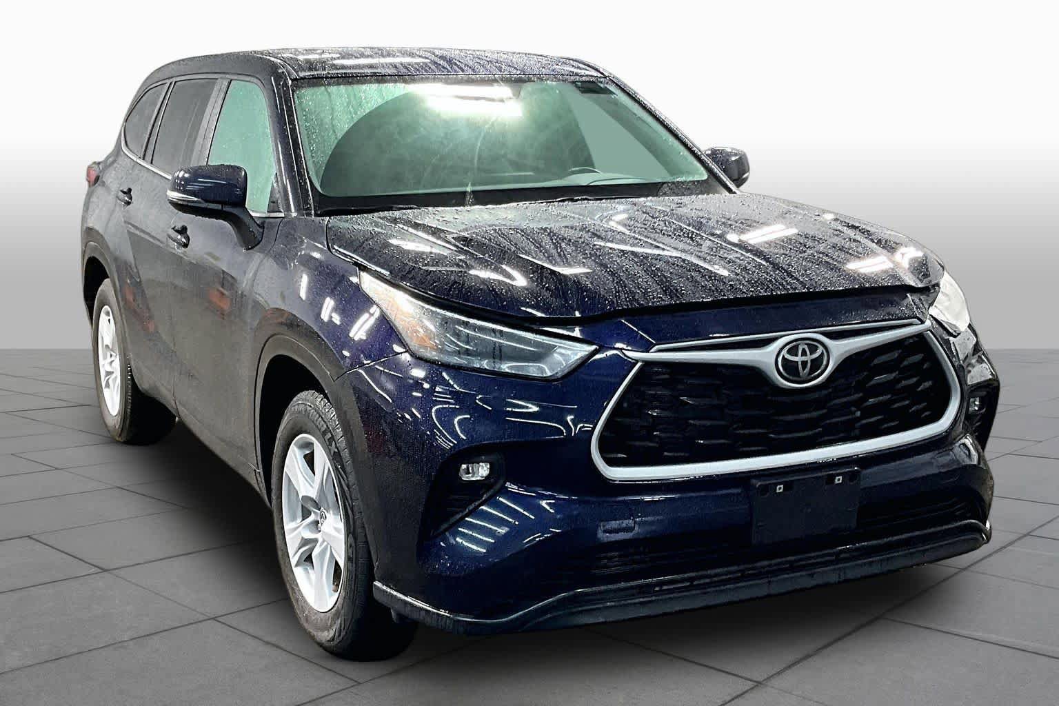 Used 2025 Toyota Highlander LE FWD image 3