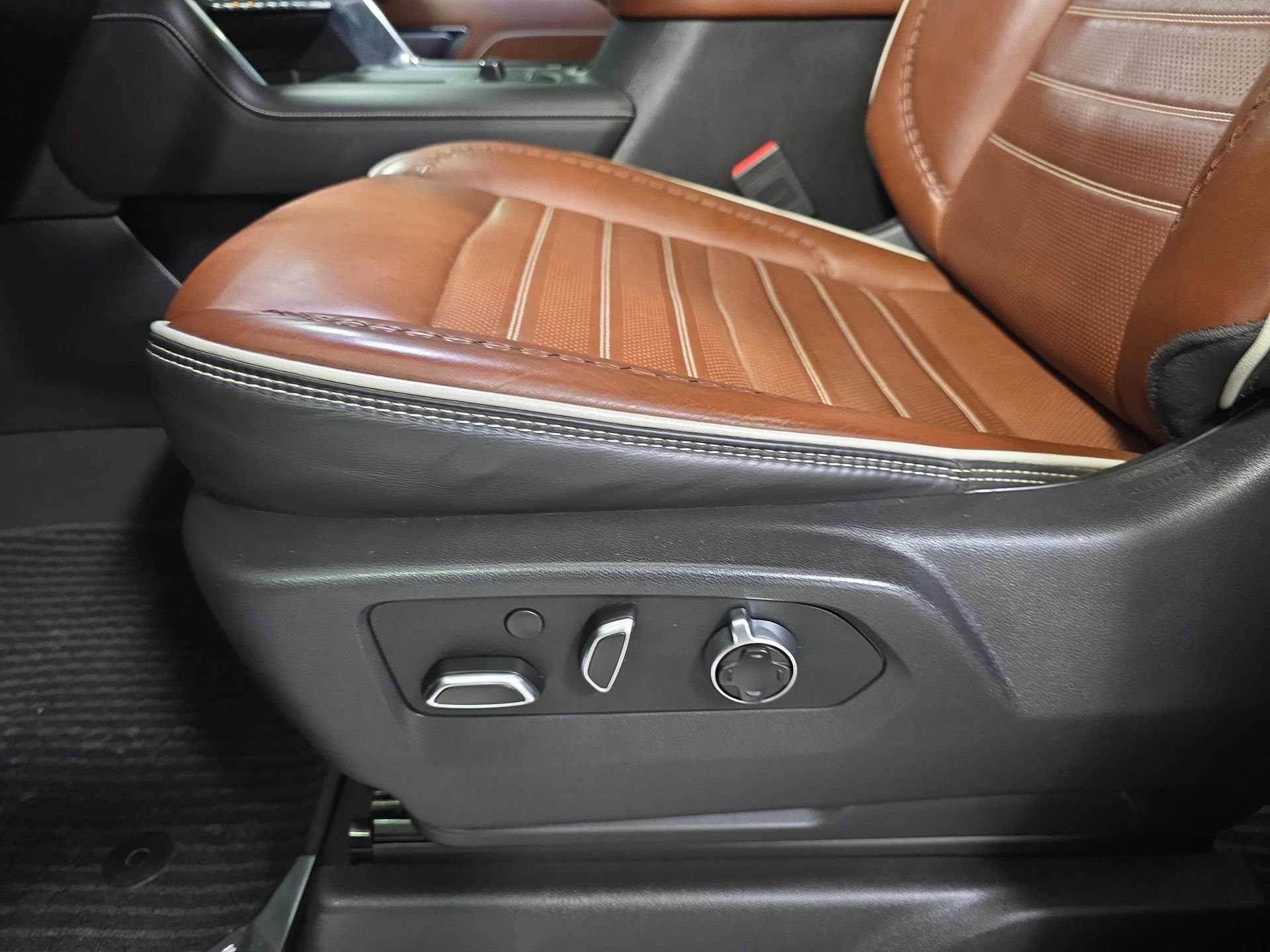 Used 2025 GMC Sierra 2500 Denali Ultimate w/ Max Trailering Package AWD/4WD image 28