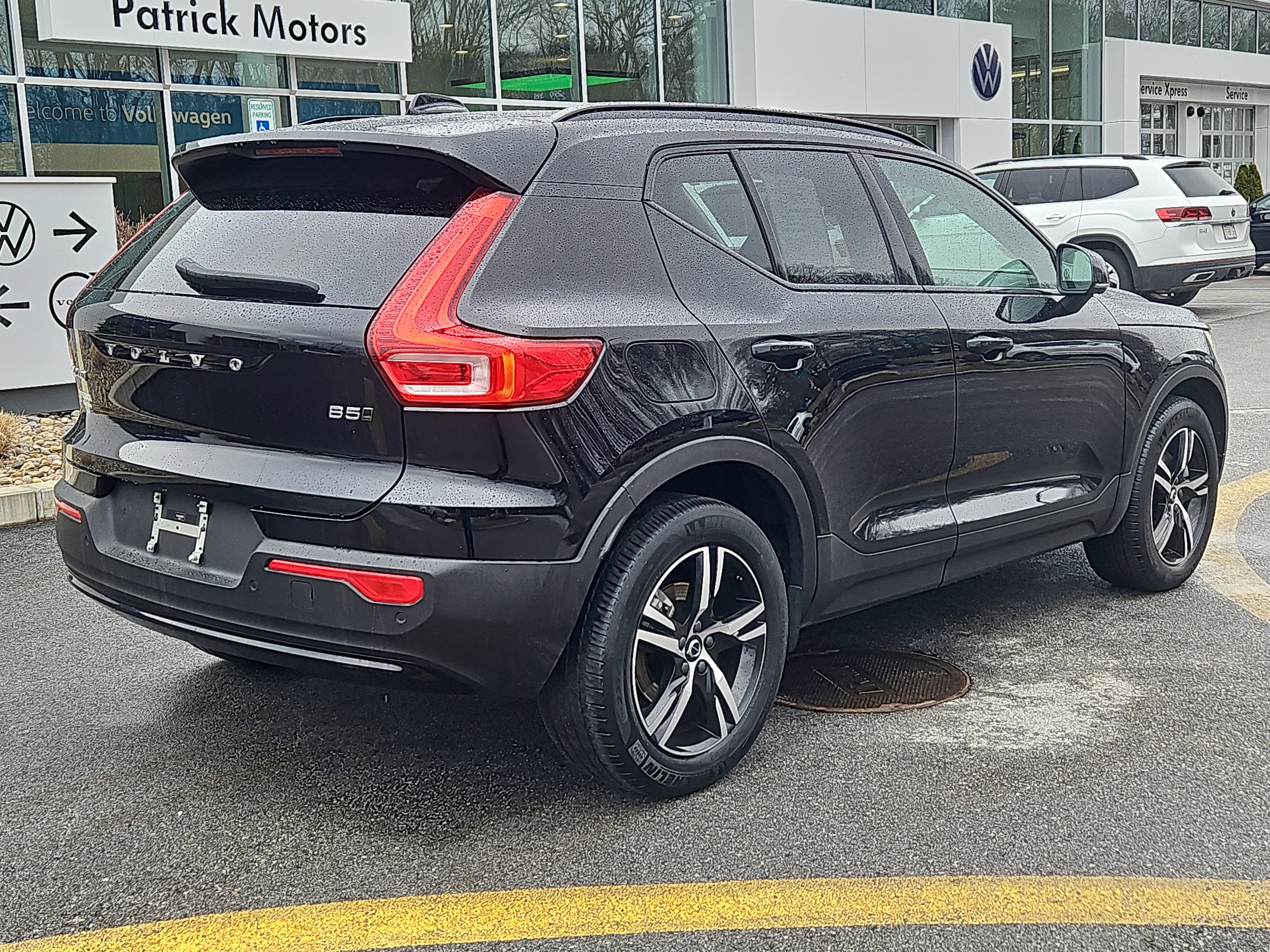 Certified 2023 Volvo XC40 B5 Plus w/ Climate Package image 2