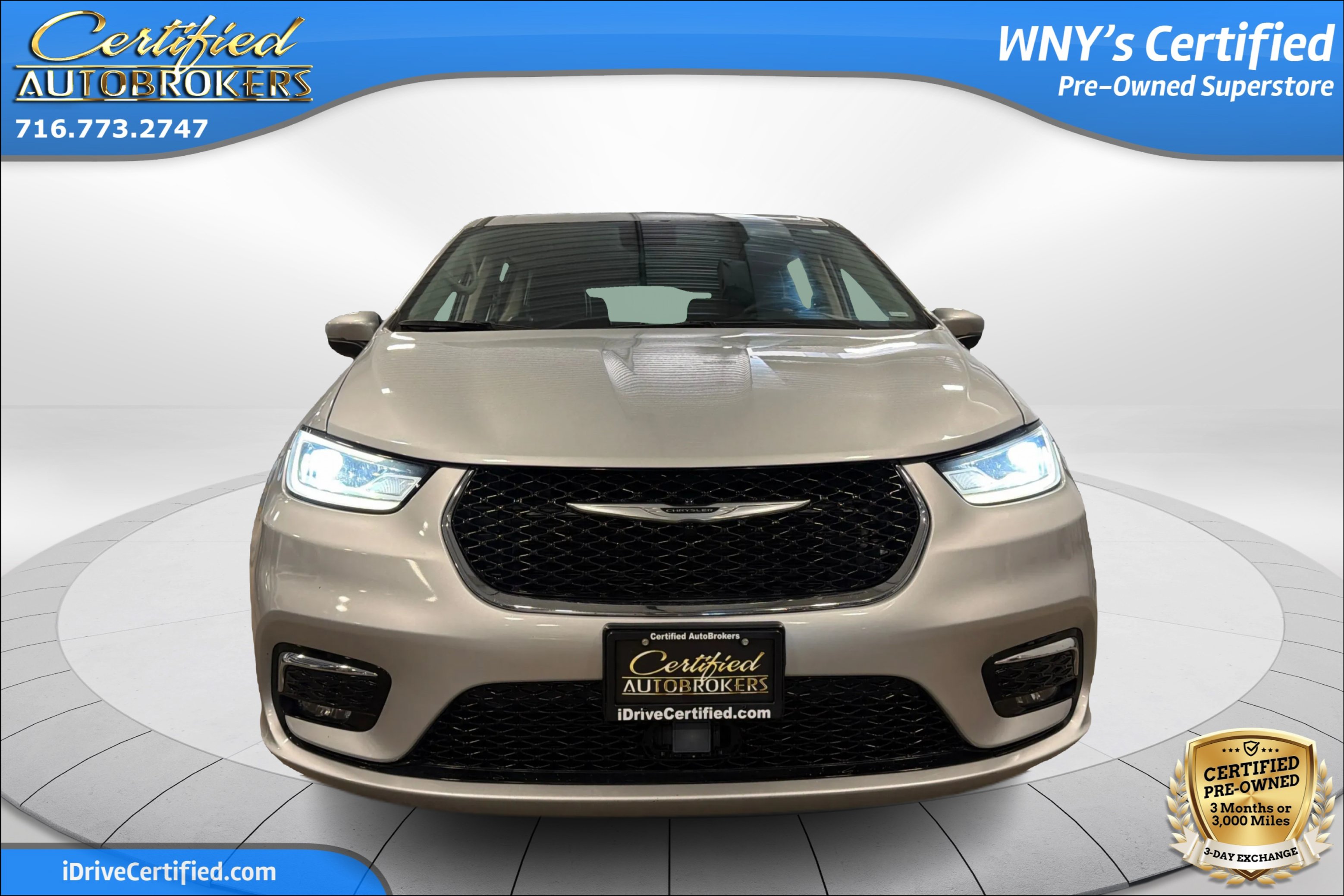 Used 2023 Chrysler Pacifica Touring-L FWD image 2