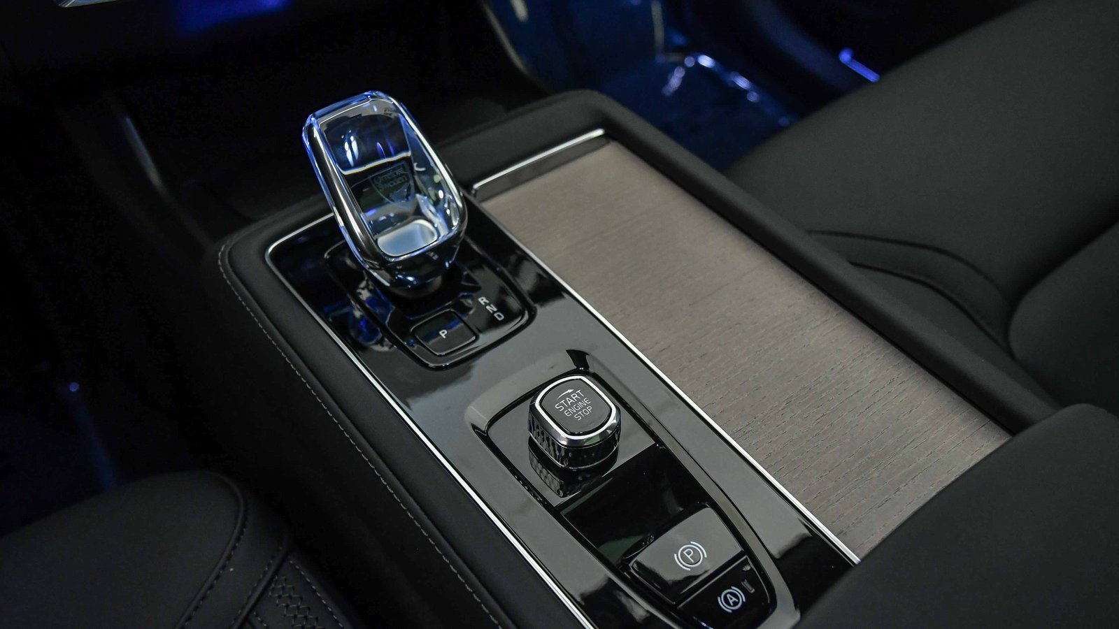 Certified 2025 Volvo XC90 B6 Plus w/ Protection Package Premier image 27