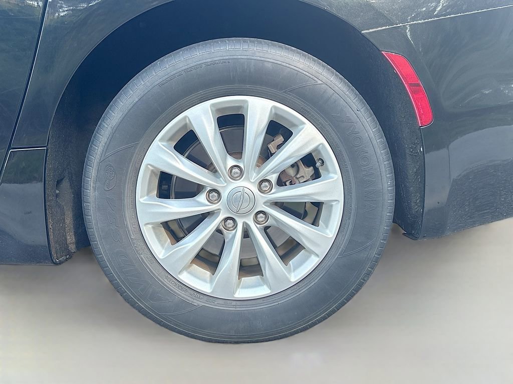 Used 2019 Chrysler Pacifica Touring-L image 12