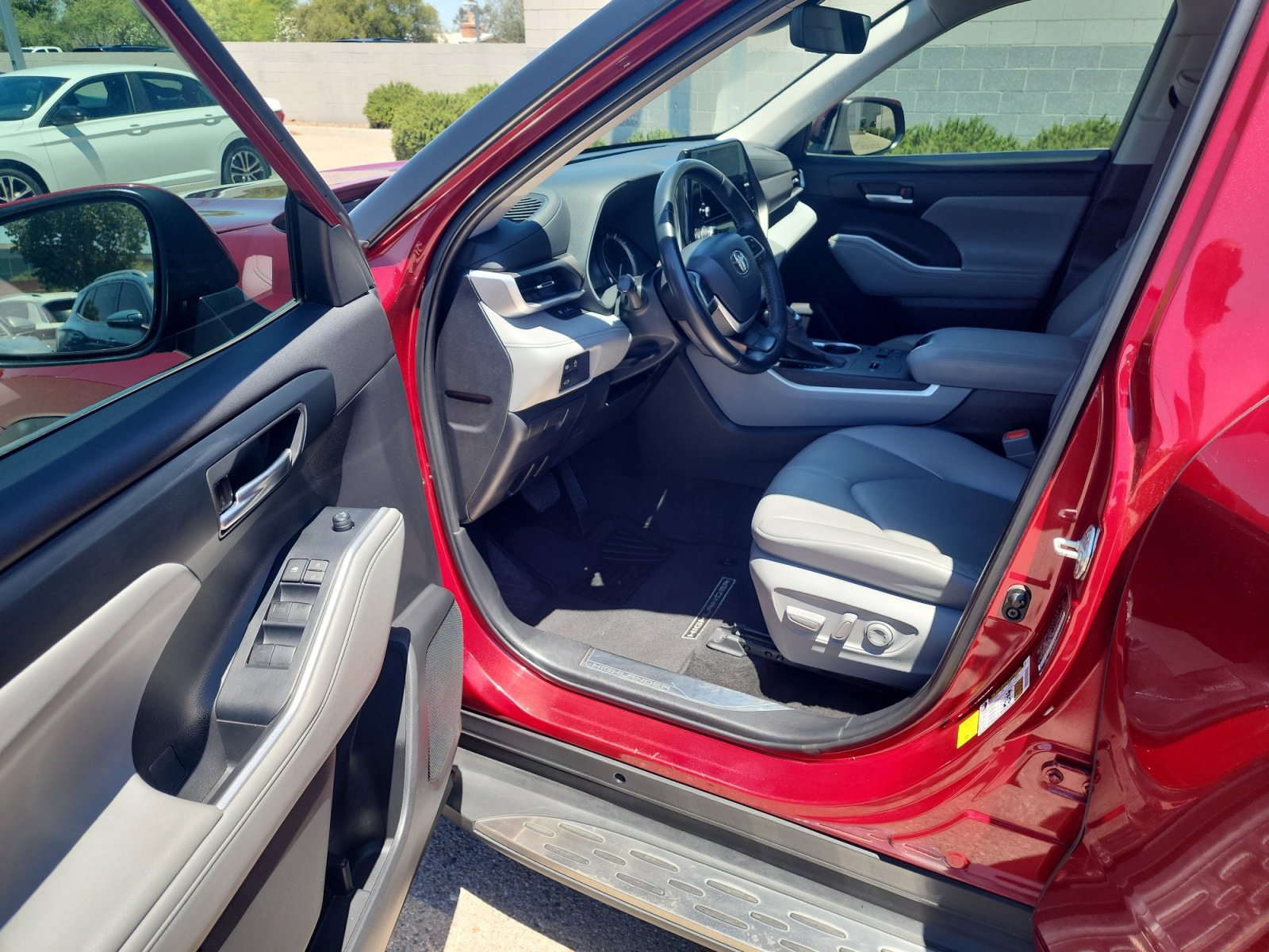 Used 2023 Toyota Highlander XLE FWD image 14