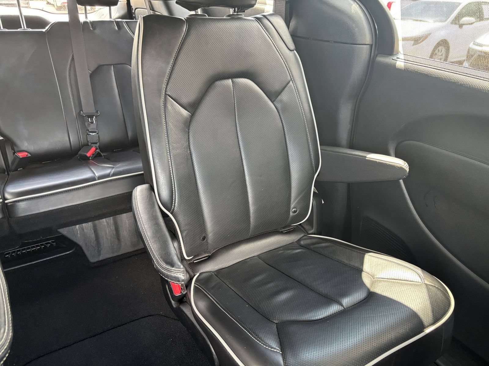 Used 2025 Chrysler Pacifica Limited FWD image 41