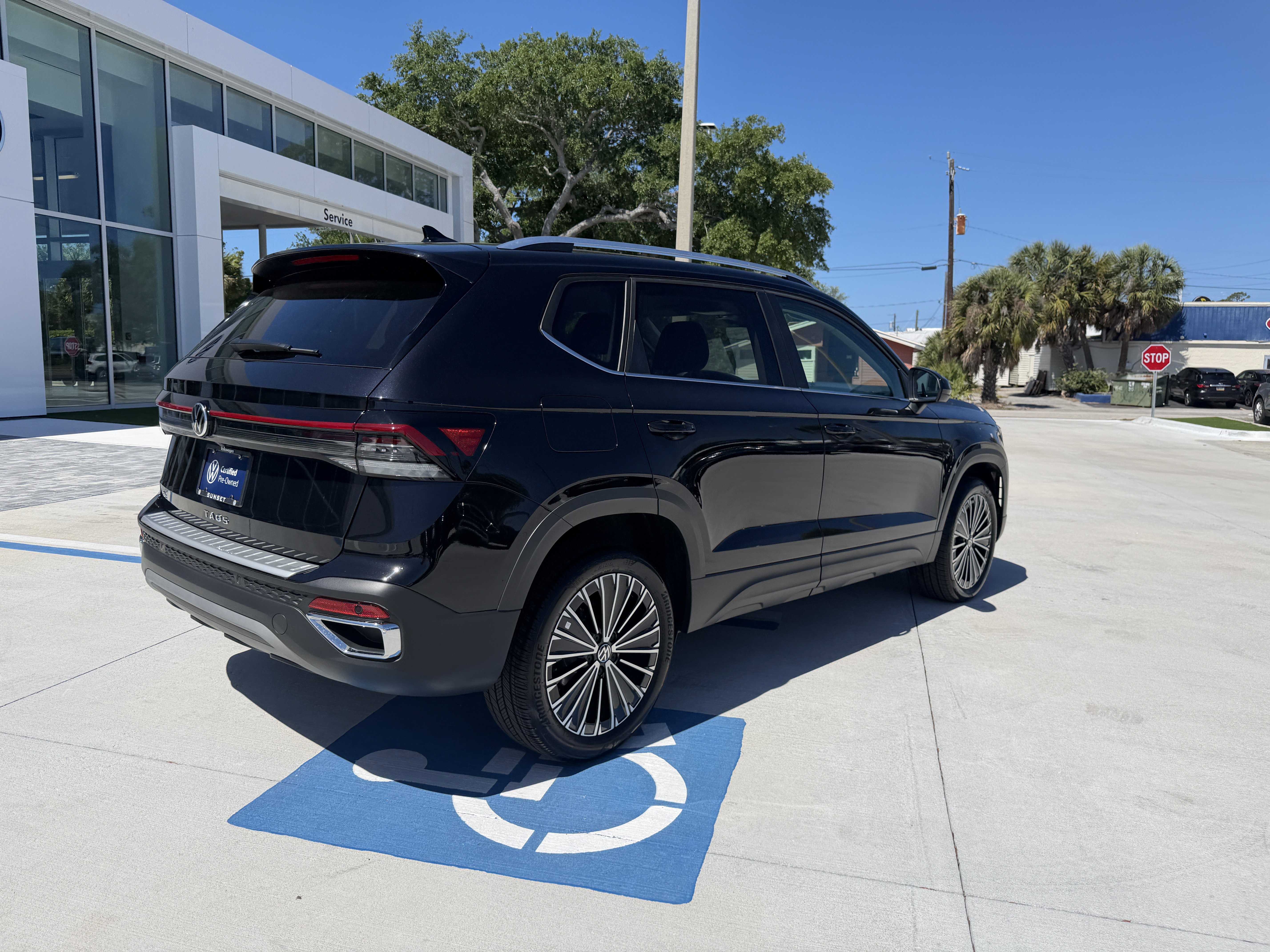 Used 2025 Volkswagen Taos SE image 3