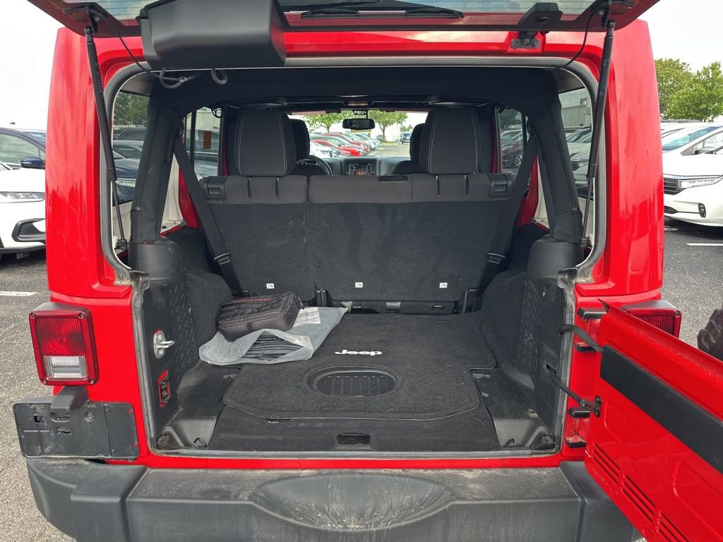Used 2015 Jeep Wrangler Unlimited Rubicon w/ Connectivity Group AWD/4WD image 11