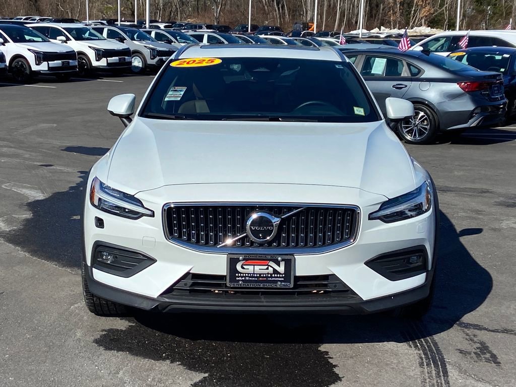 Used 2025 Volvo V60 B5 Cross Country Plus image 2