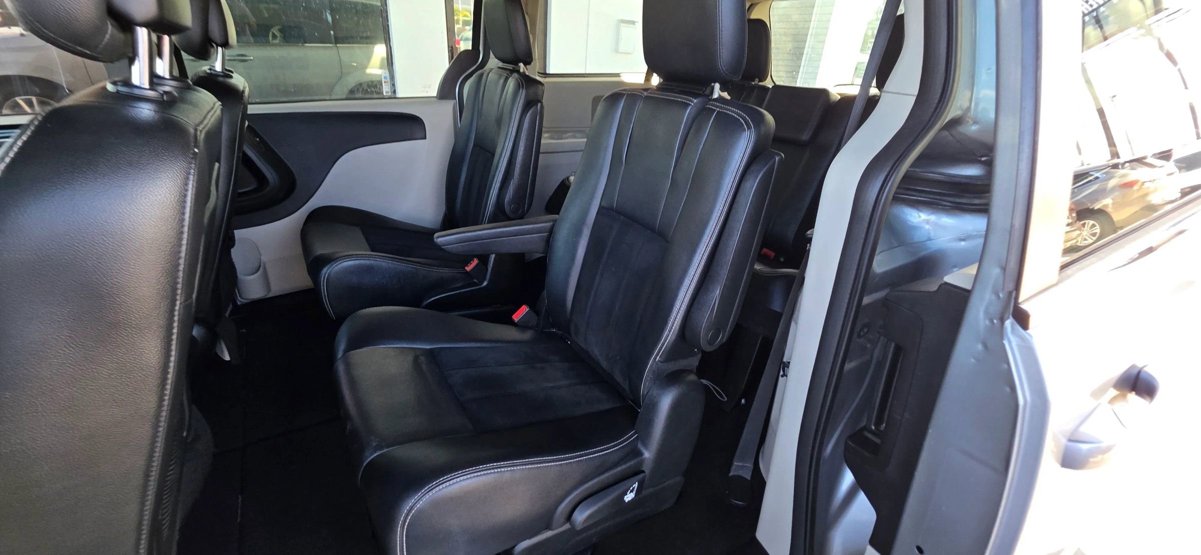 Used 2018 Dodge Grand Caravan SXT FWD image 12