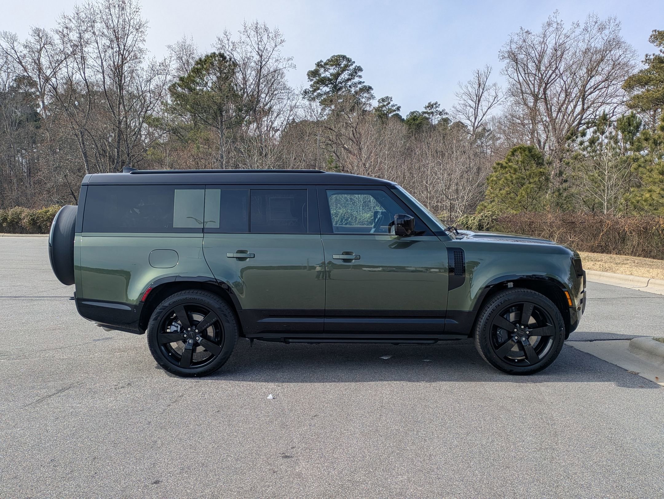 New 2026 Land Rover Defender 130 X-Dynamic SE image 4