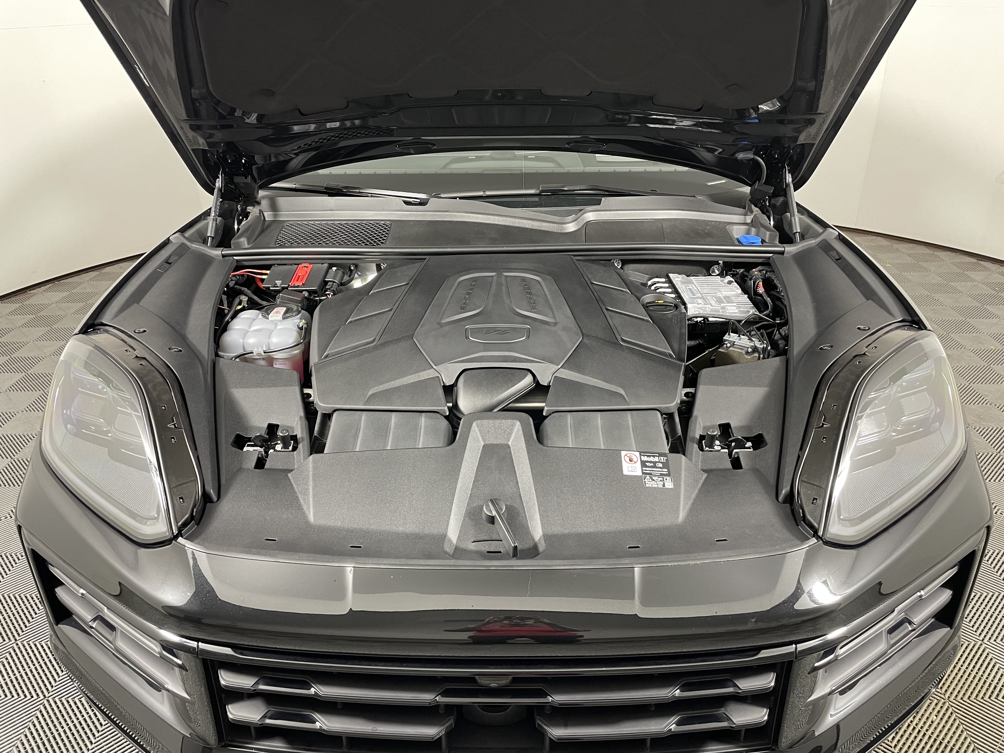 Used 2025 Porsche Cayenne Coupe AWD/4WD image 22