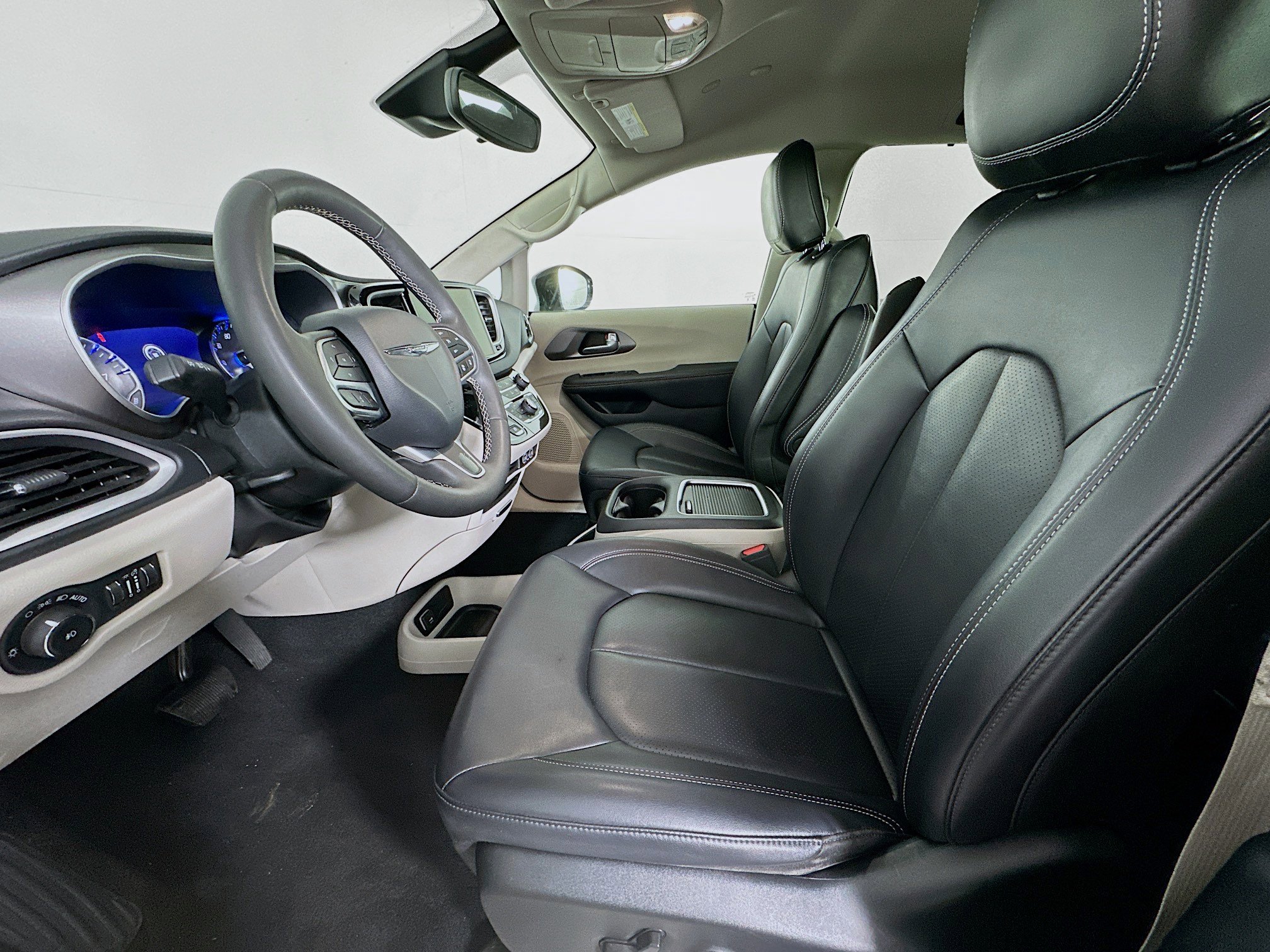 Used 2024 Chrysler Pacifica Touring-L image 13