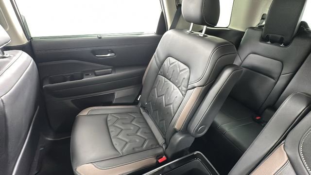 New 2026 Nissan Pathfinder Platinum image 14