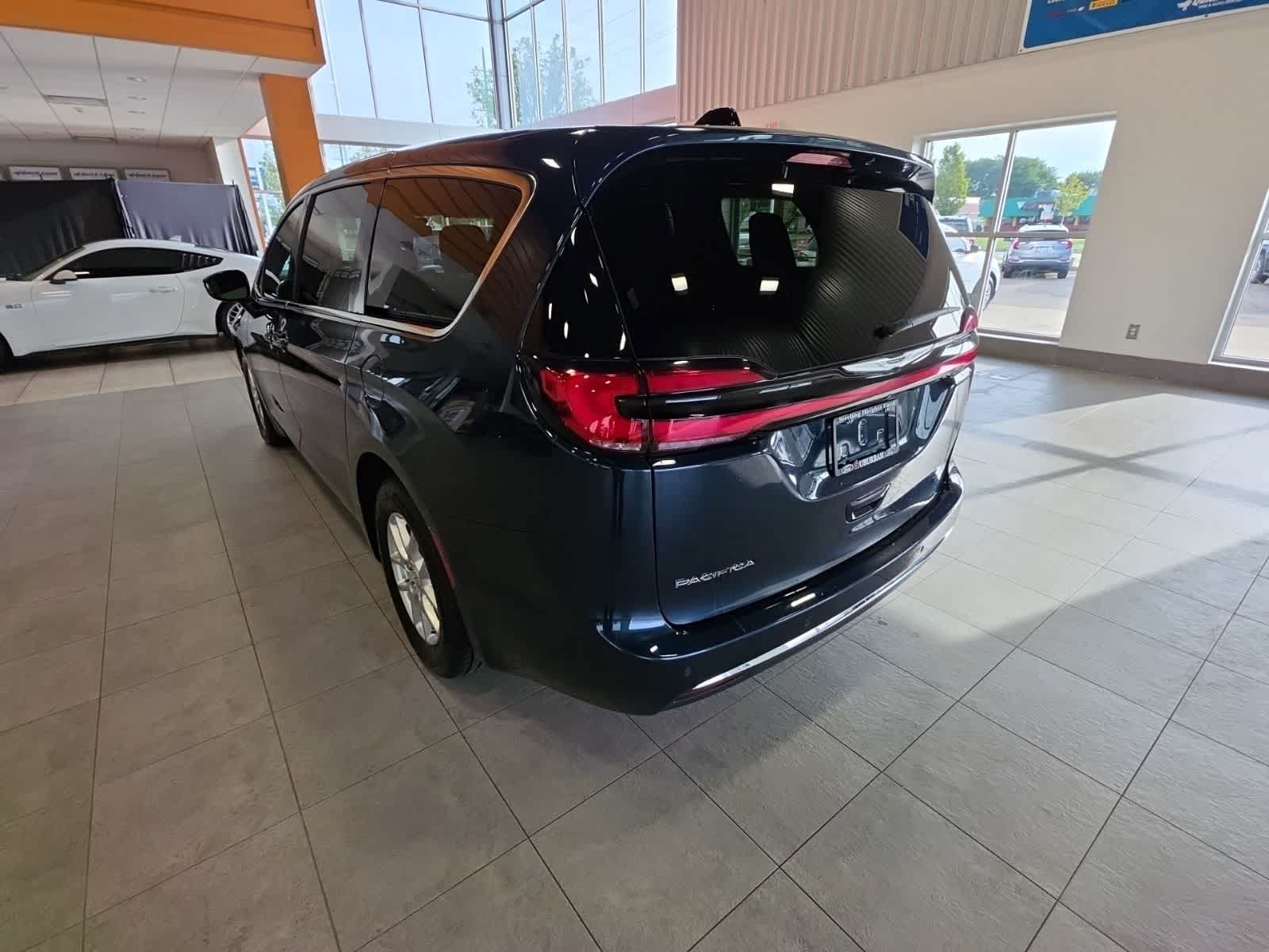Used 2025 Chrysler Pacifica Select FWD image 11