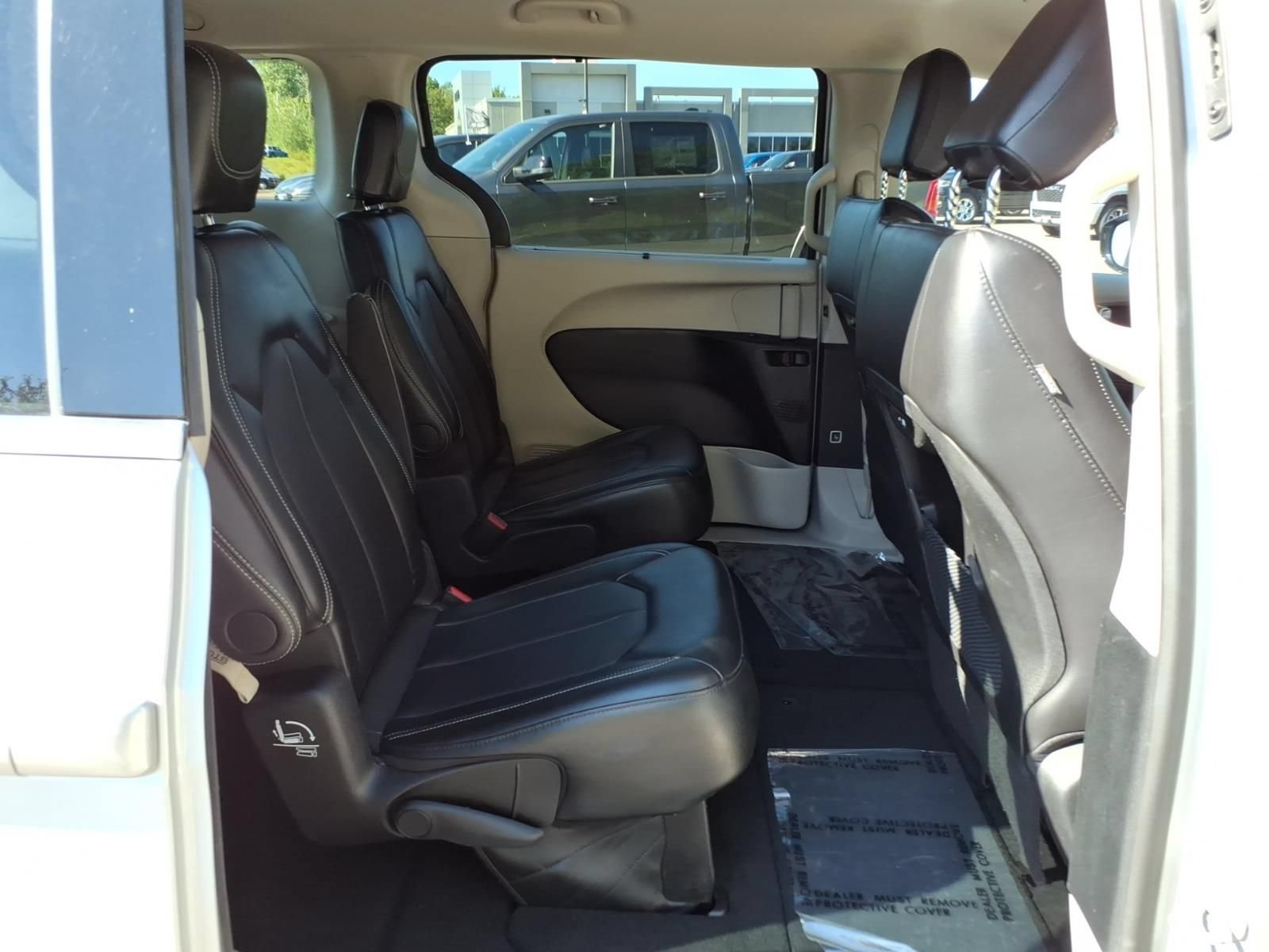 Used 2024 Chrysler Pacifica Touring-L FWD image 17
