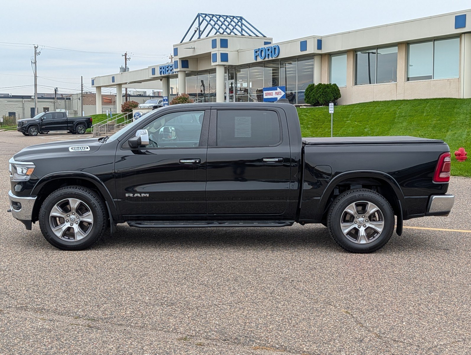 Used 2019 RAM 1500 Laramie AWD/4WD image 2