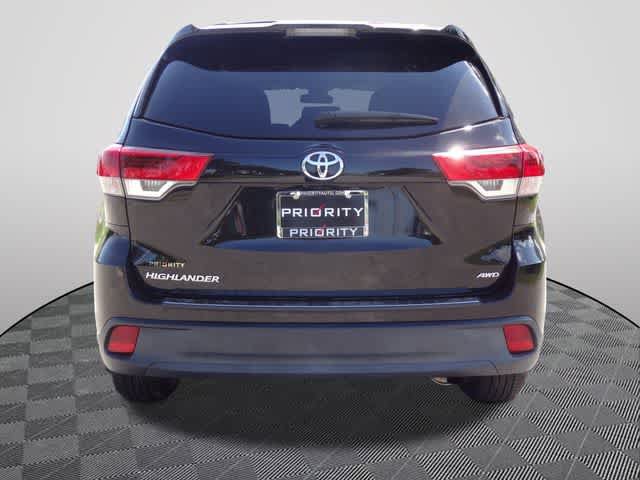 Used 2019 Toyota Highlander LE AWD/4WD image 3