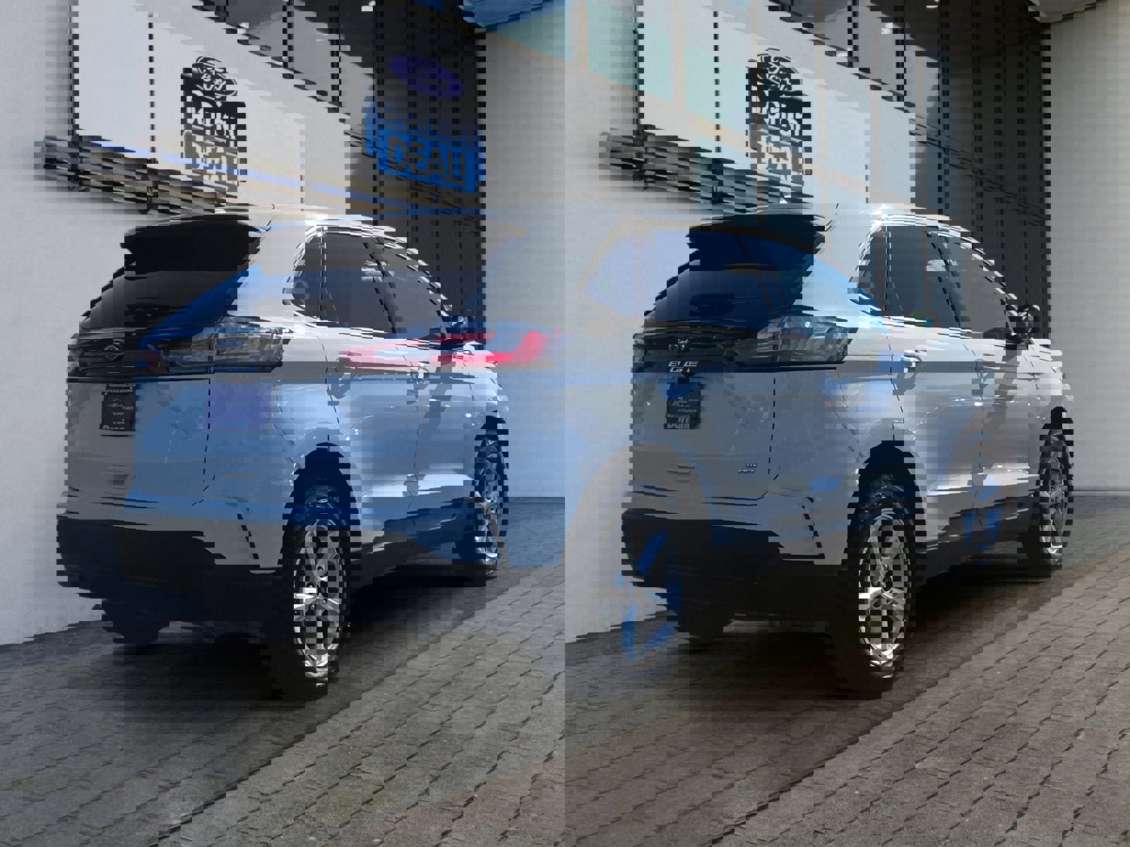 Certified 2024 Ford Edge SE image 3