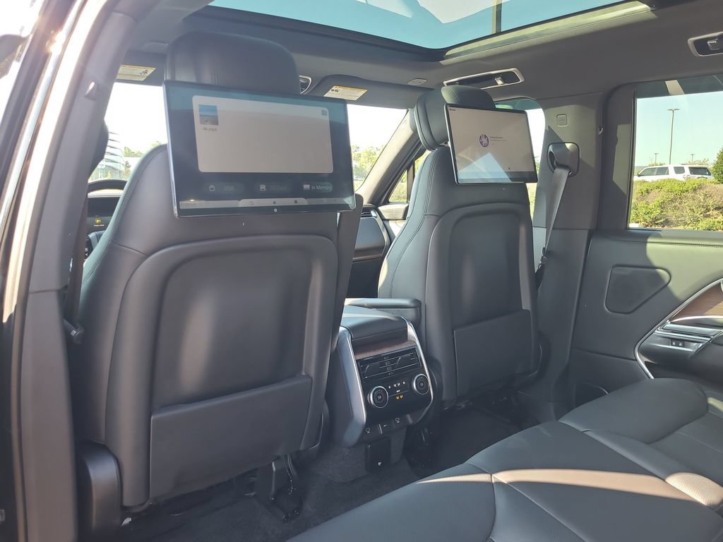 Used 2025 Land Rover Range Rover Long Wheelbase SE AWD/4WD image 11
