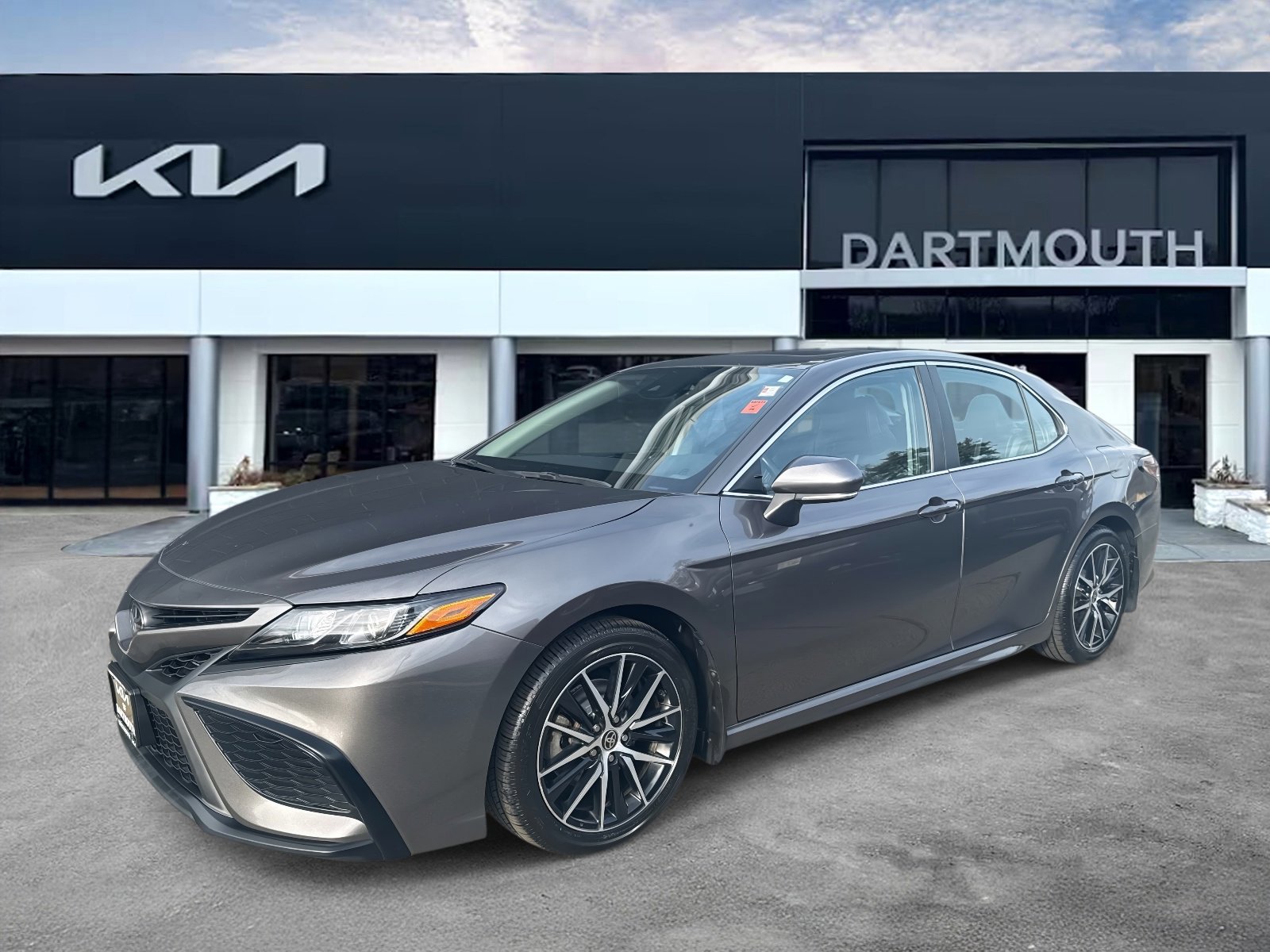 Used 2023 Toyota Camry SE w/ Cold Weather Package image 1