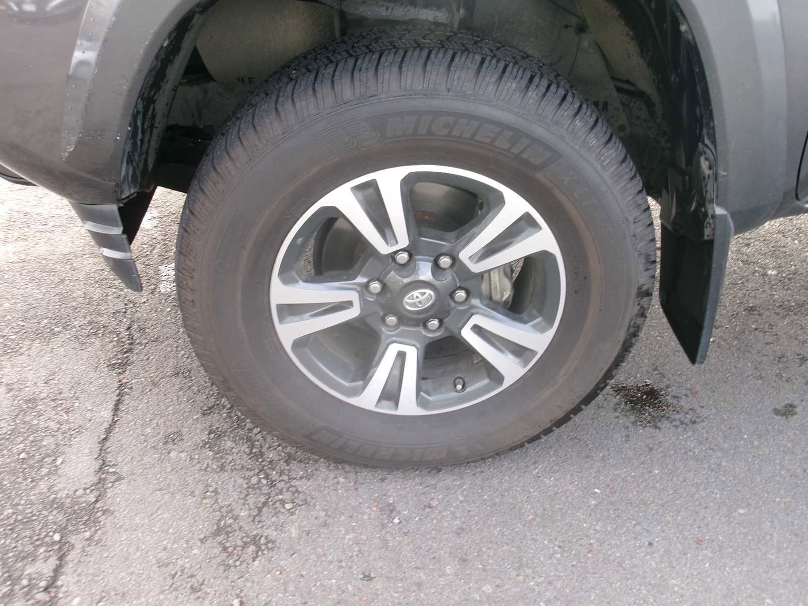 Used 2017 Toyota Tacoma TRD Sport w/ Premium & Technology Package image 10