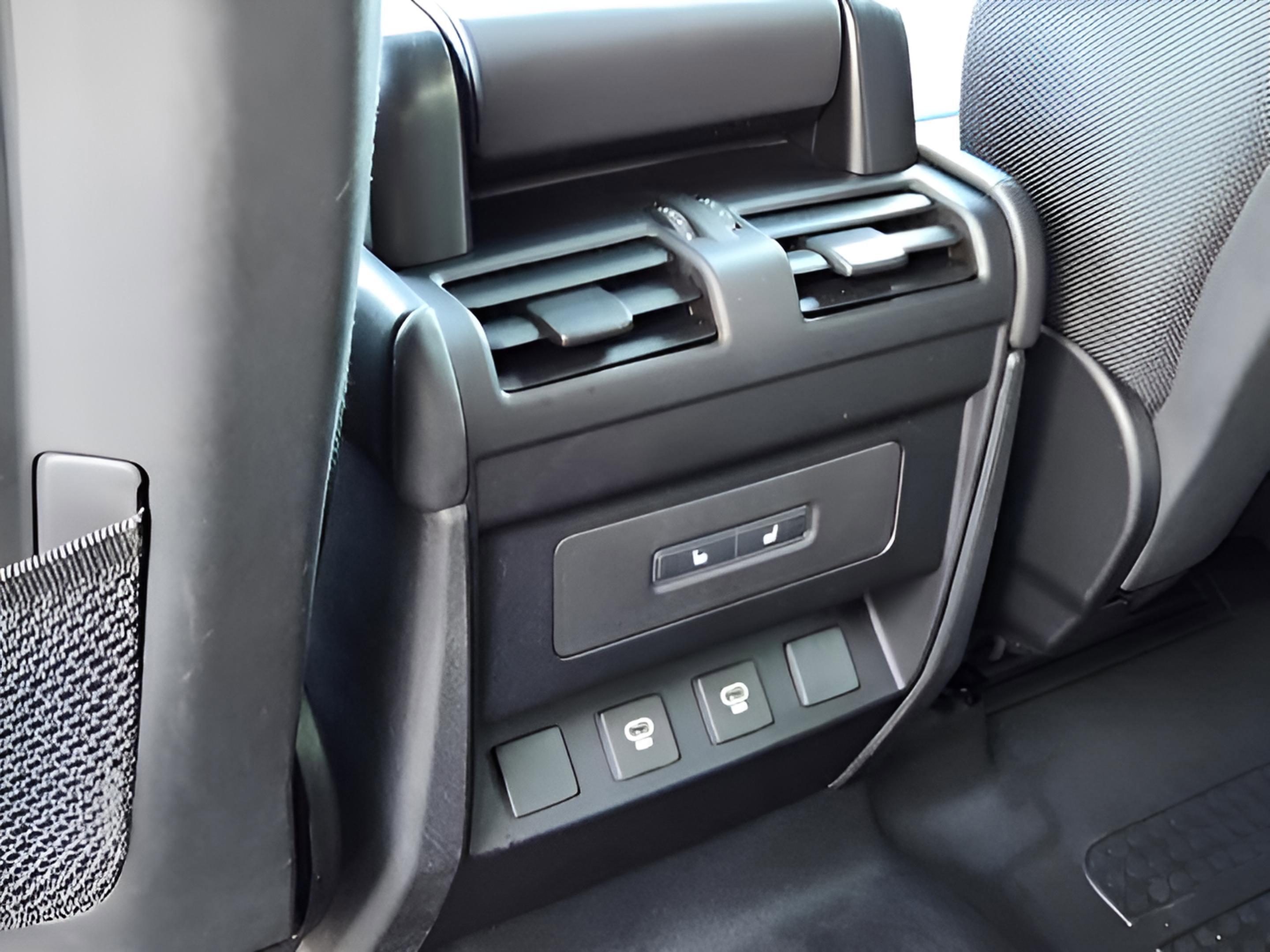 Certified 2025 Land Rover Defender 110 X image 32