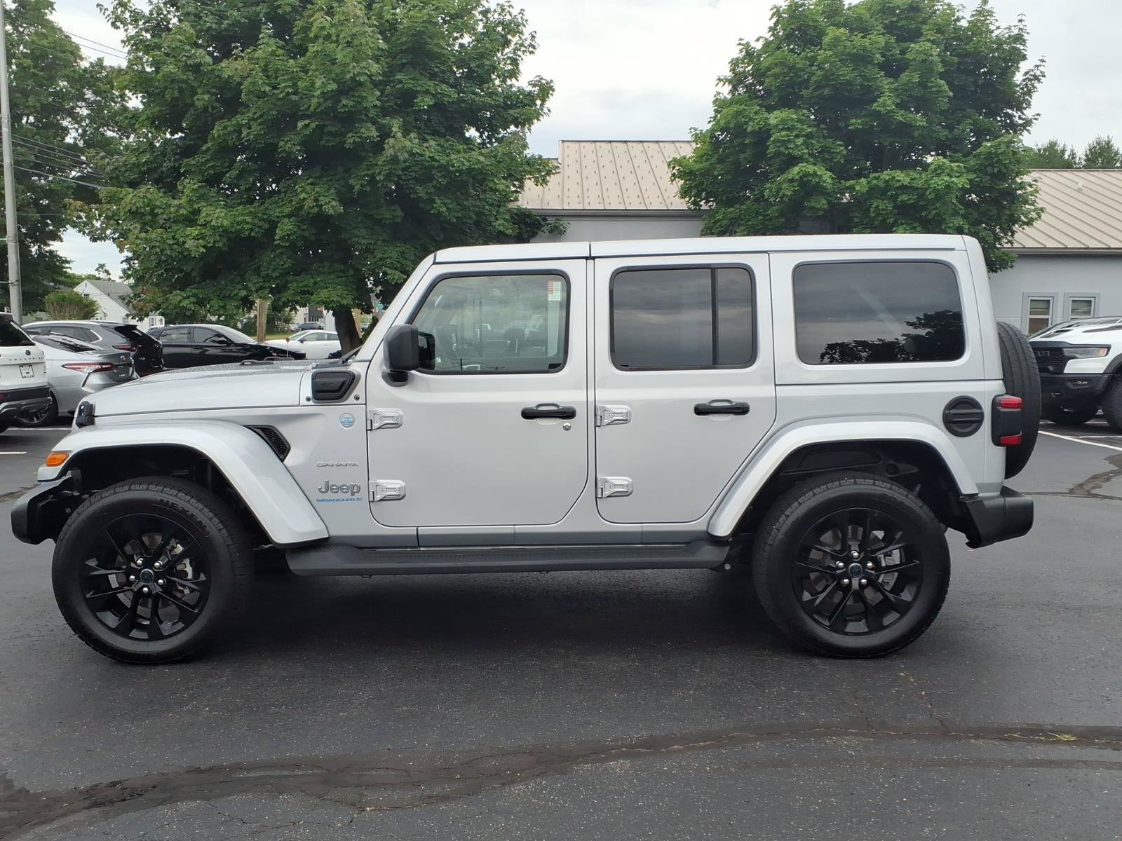 Used 2024 Jeep Wrangler Unlimited Sahara w/ Technology Group AWD/4WD image 4