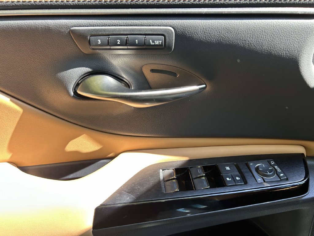 Used 2023 Lexus ES 300h w/ Premium Package FWD image 11