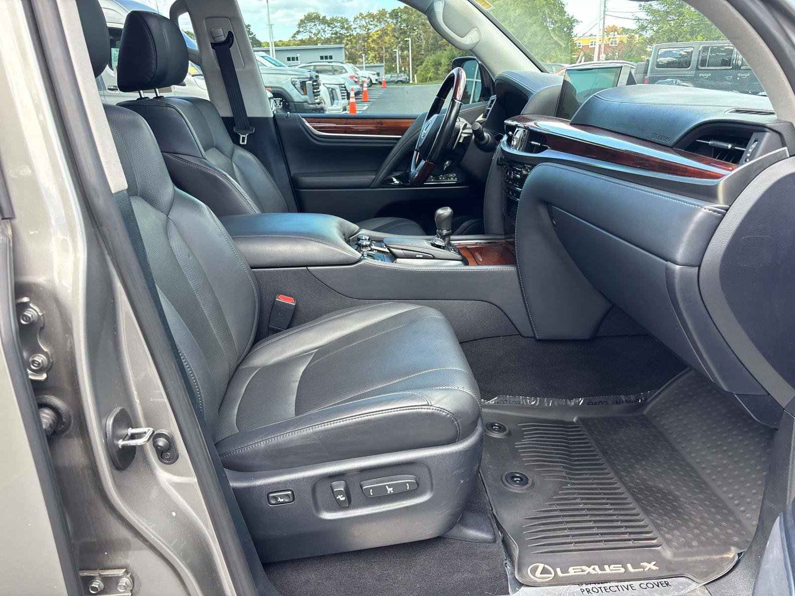 Used 2021 Lexus LX 570 4WD w/ Luxury Package image 19