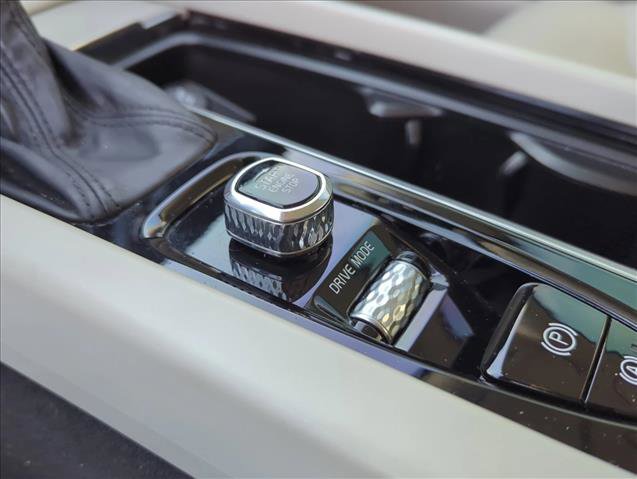 Used 2020 Volvo XC60 T5 Momentum w/ Protection Package Premier image 18