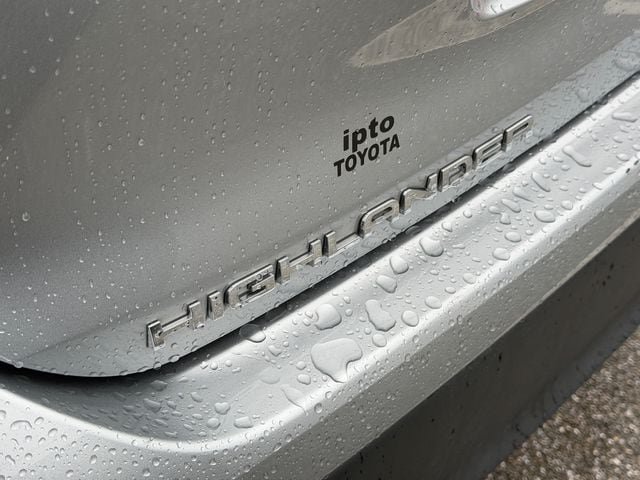 Used 2024 Toyota Highlander XLE FWD image 7