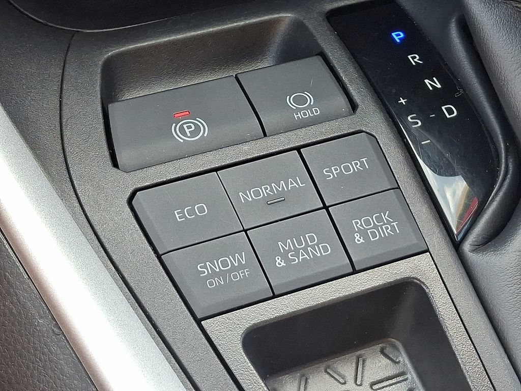 Used 2025 Toyota RAV4 LE AWD/4WD image 25