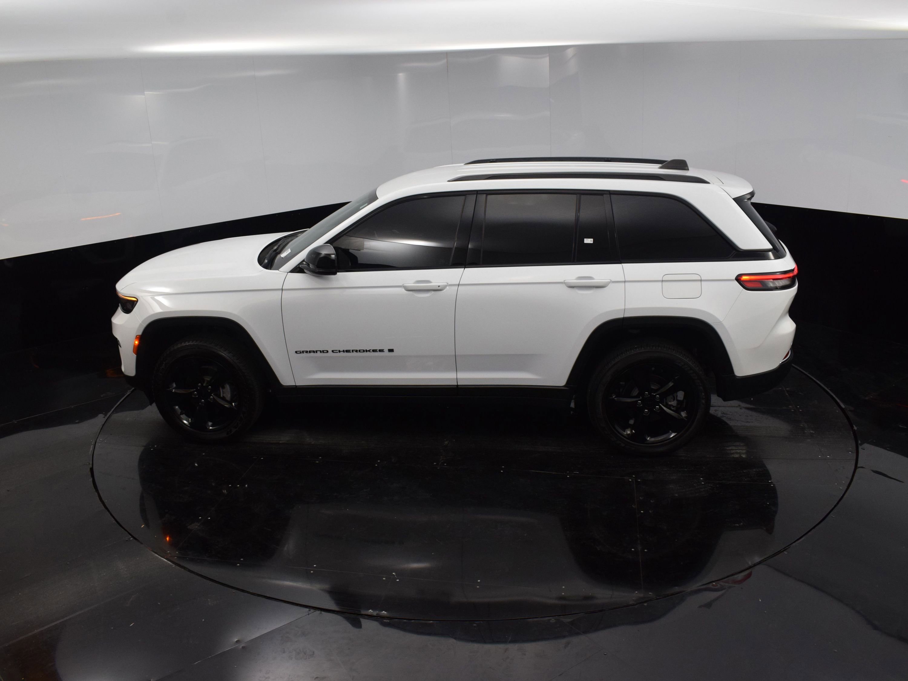 Used 2023 Jeep Grand Cherokee Altitude image 28