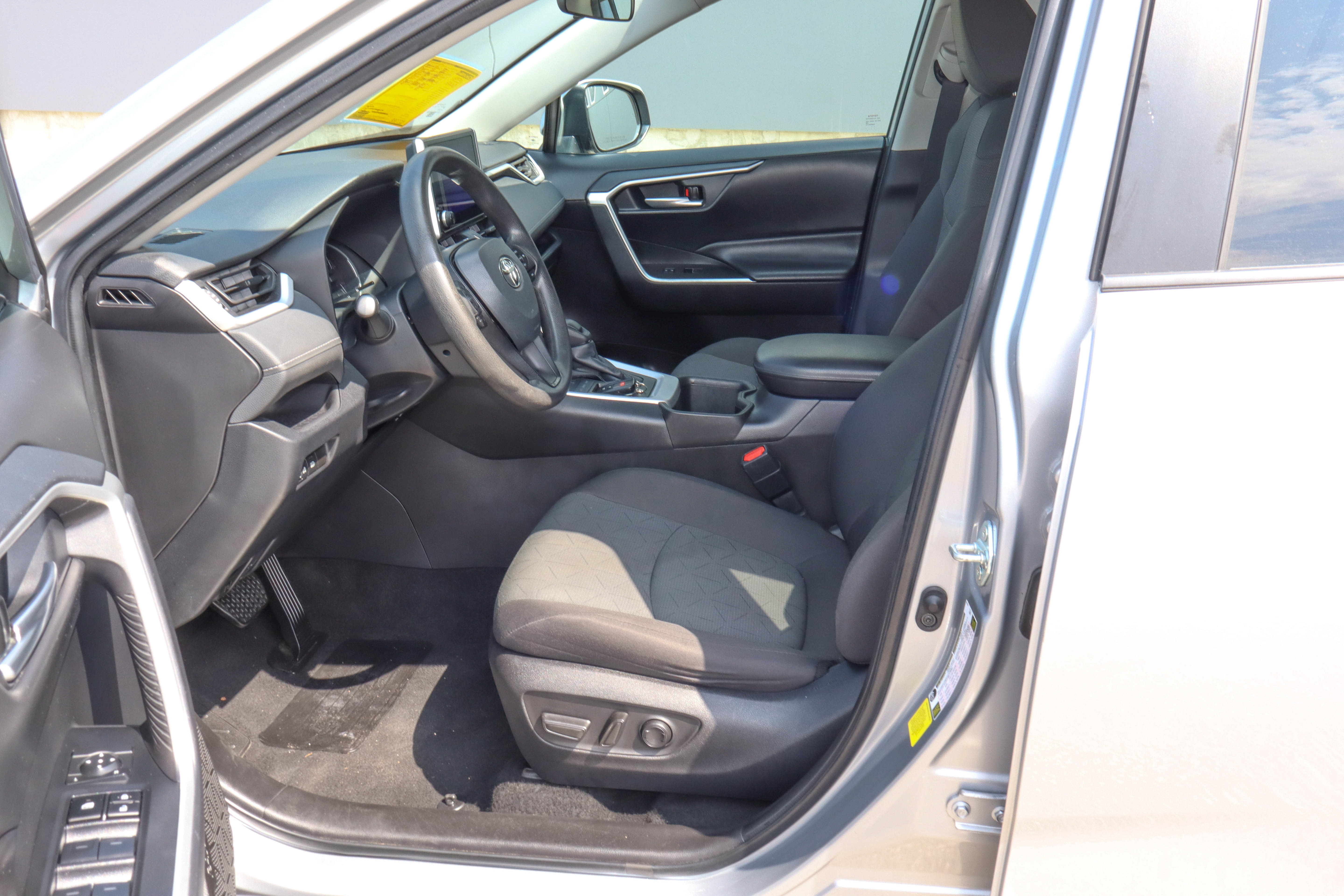 Used 2024 Toyota RAV4 XLE FWD image 7