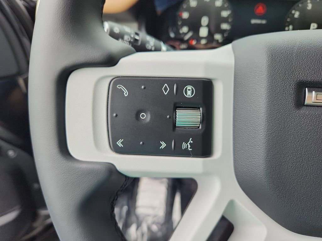 Certified 2025 Land Rover Defender 90 X-Dynamic SE image 17