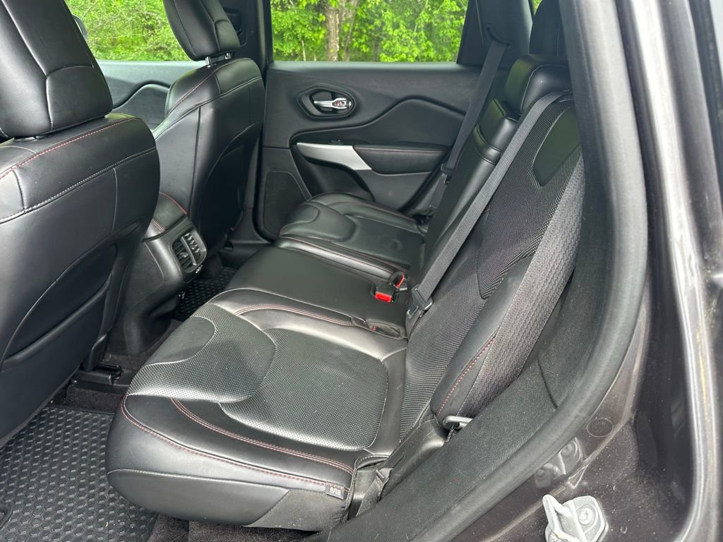Used 2017 Jeep Cherokee Trailhawk AWD/4WD image 7
