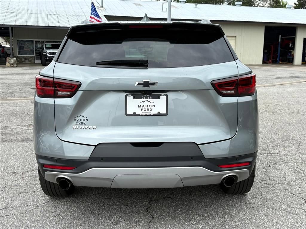 Used 2024 Chevrolet Blazer LT w/ Sound & Technology Package FWD image 4