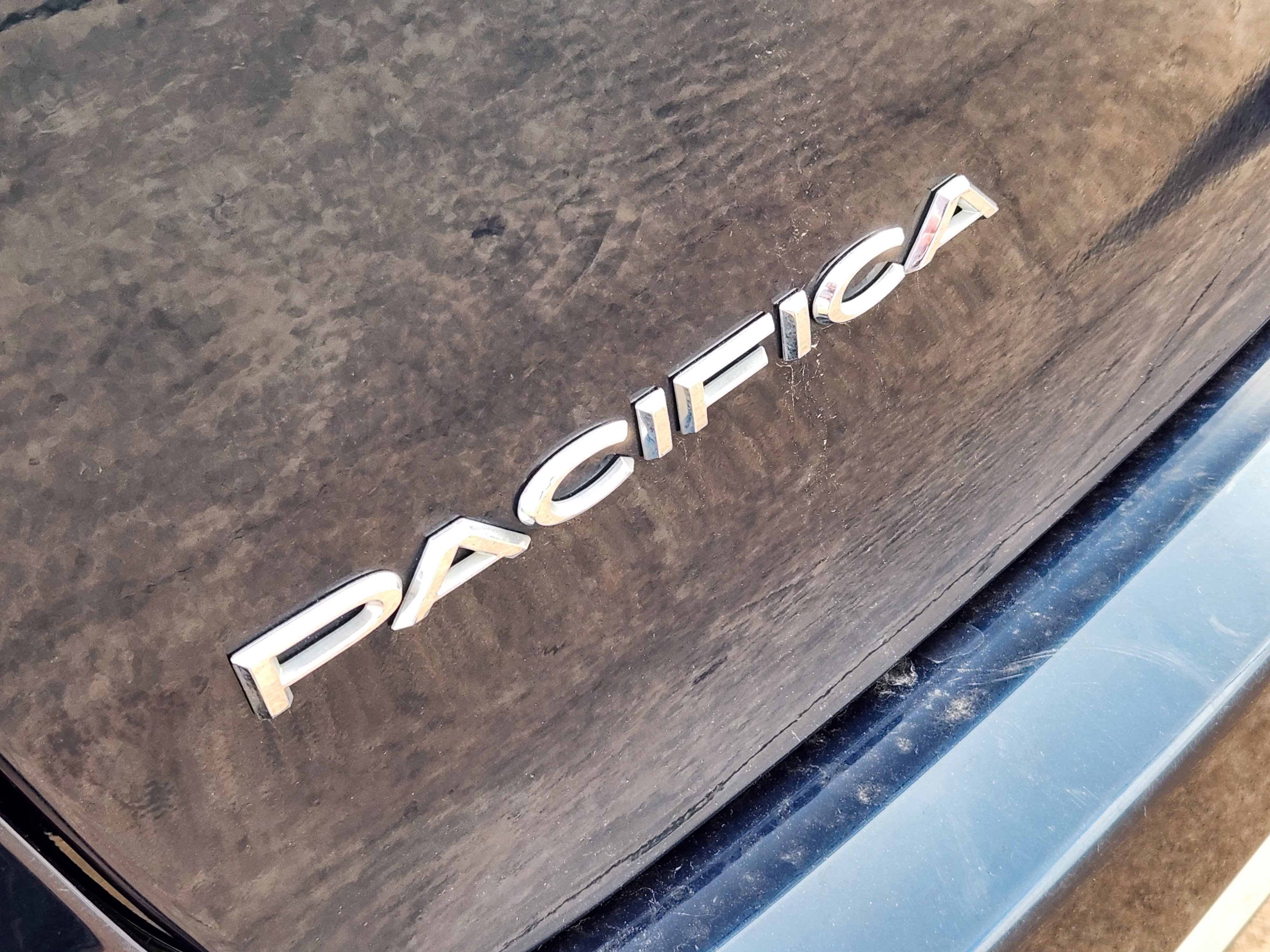 Used 2023 Chrysler Pacifica Touring-L FWD image 13