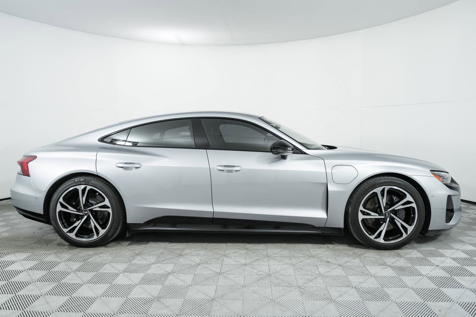 Used 2022 Audi e-tron GT Prestige image 8