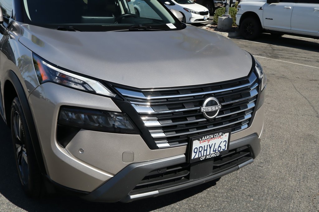Used 2025 Nissan Rogue SL w/ SL Premium Package AWD/4WD image 9