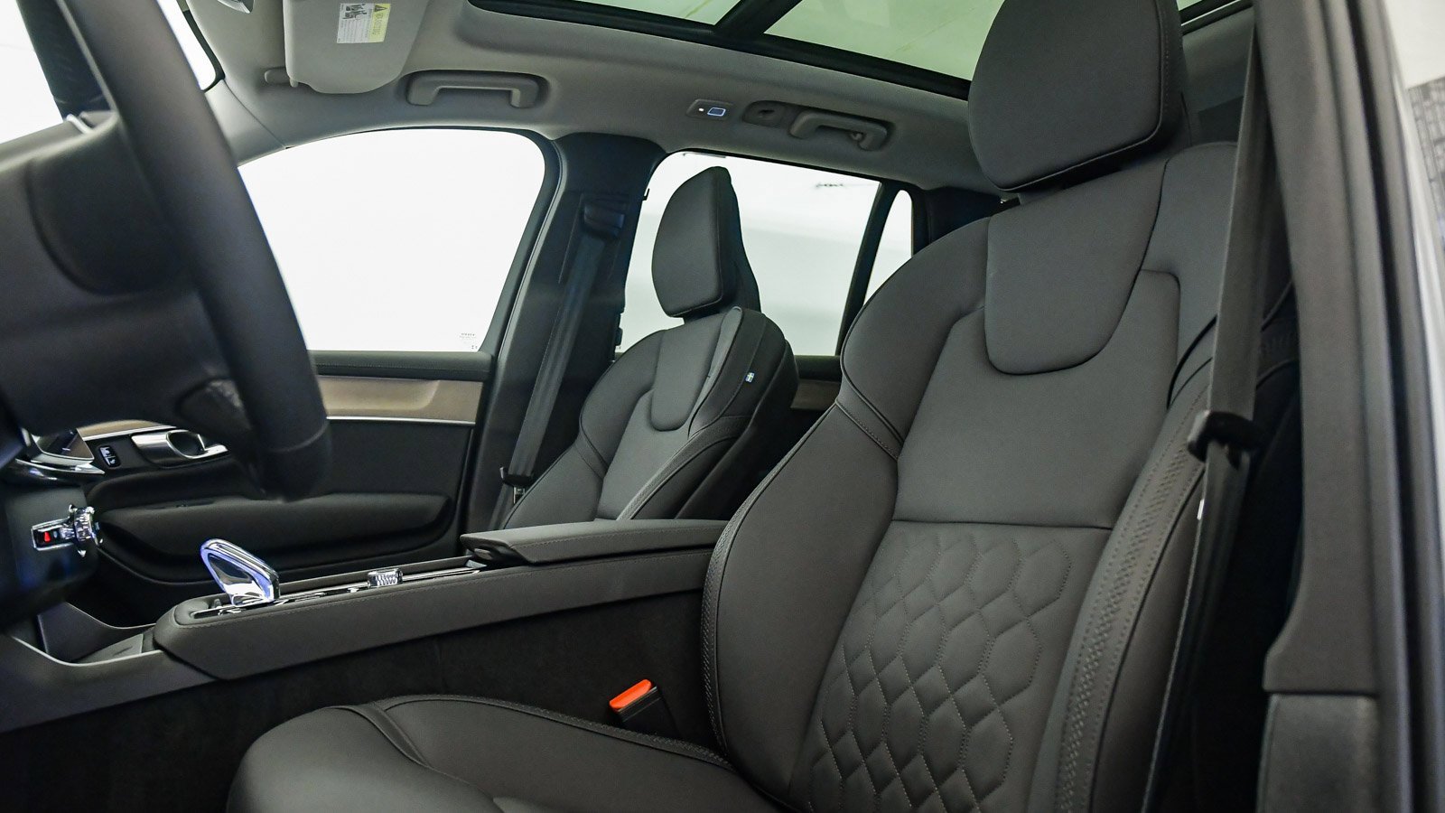 Certified 2025 Volvo XC90 B6 Core w/ Protection Package Premier image 22