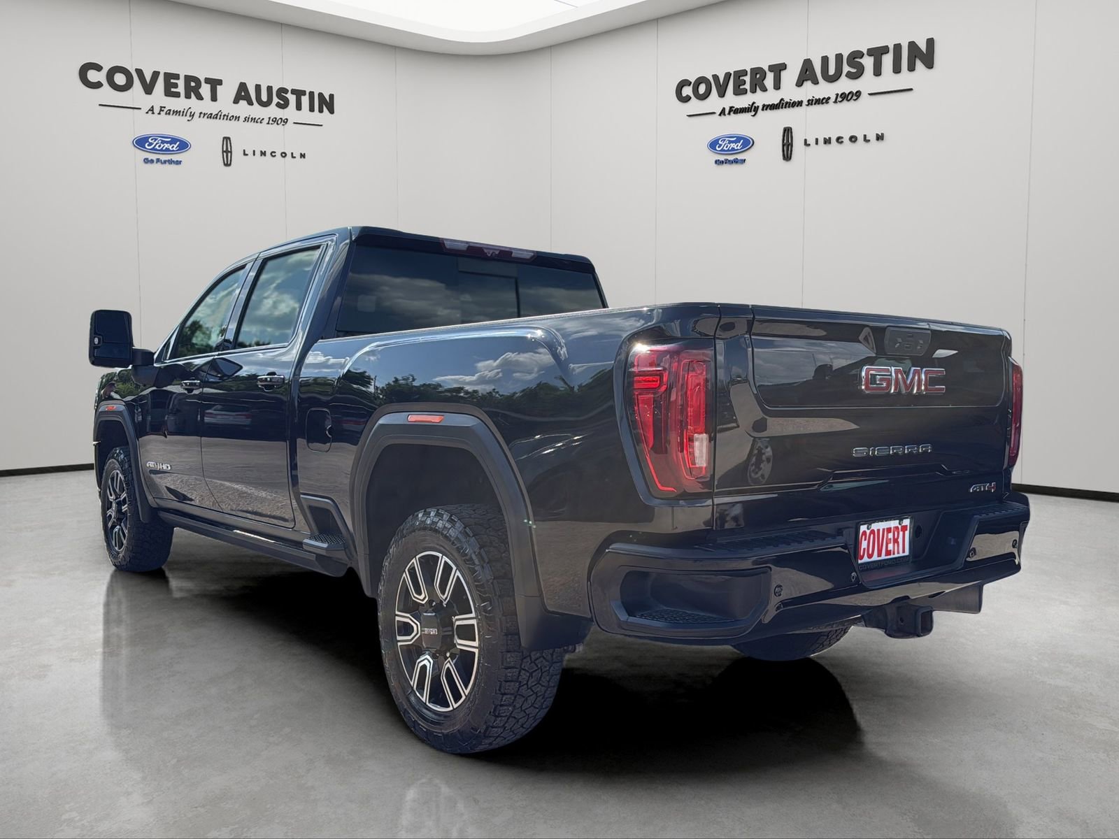 Used 2022 GMC Sierra 2500 AT4 w/ AT4 Premium Plus Package AWD/4WD image 3