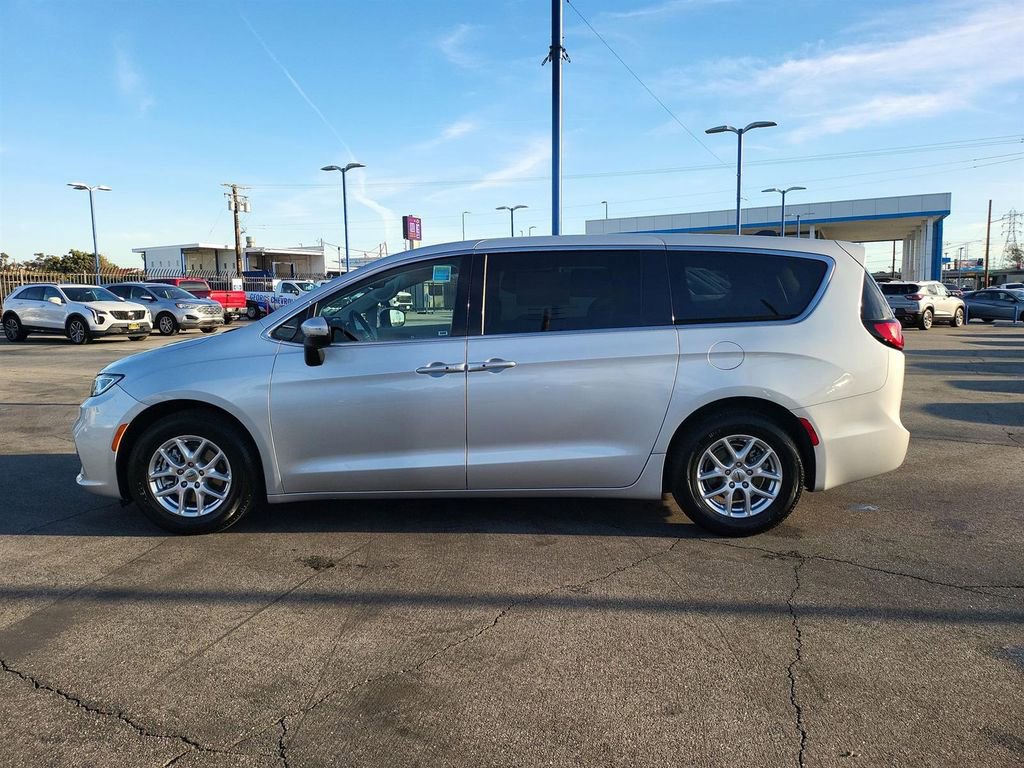 Used 2023 Chrysler Pacifica Touring-L FWD image 31