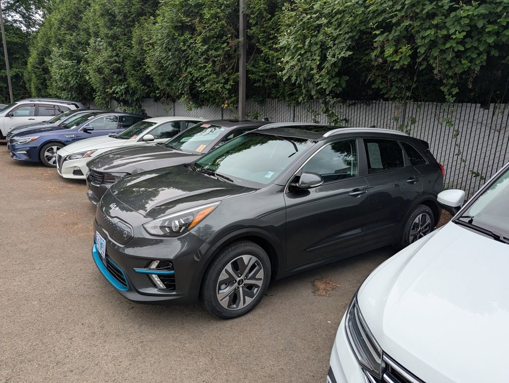 Used 2022 Kia Niro EX Premium w/ Cold Weather Package FWD image 2