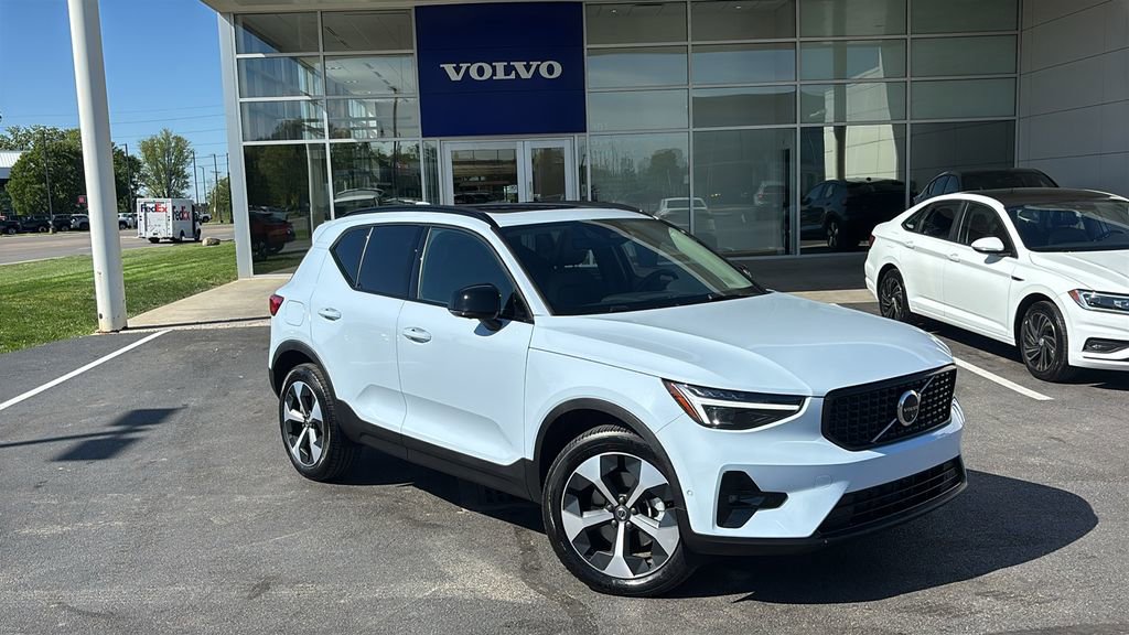 Certified 2026 Volvo XC40 B5 Plus AWD/4WD image 2